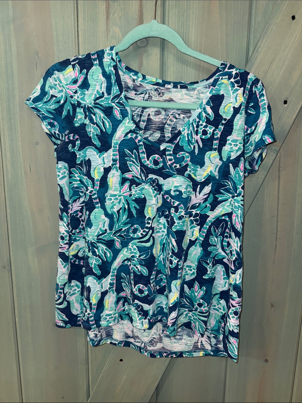 Lilly Pulitzer size S v neck tee